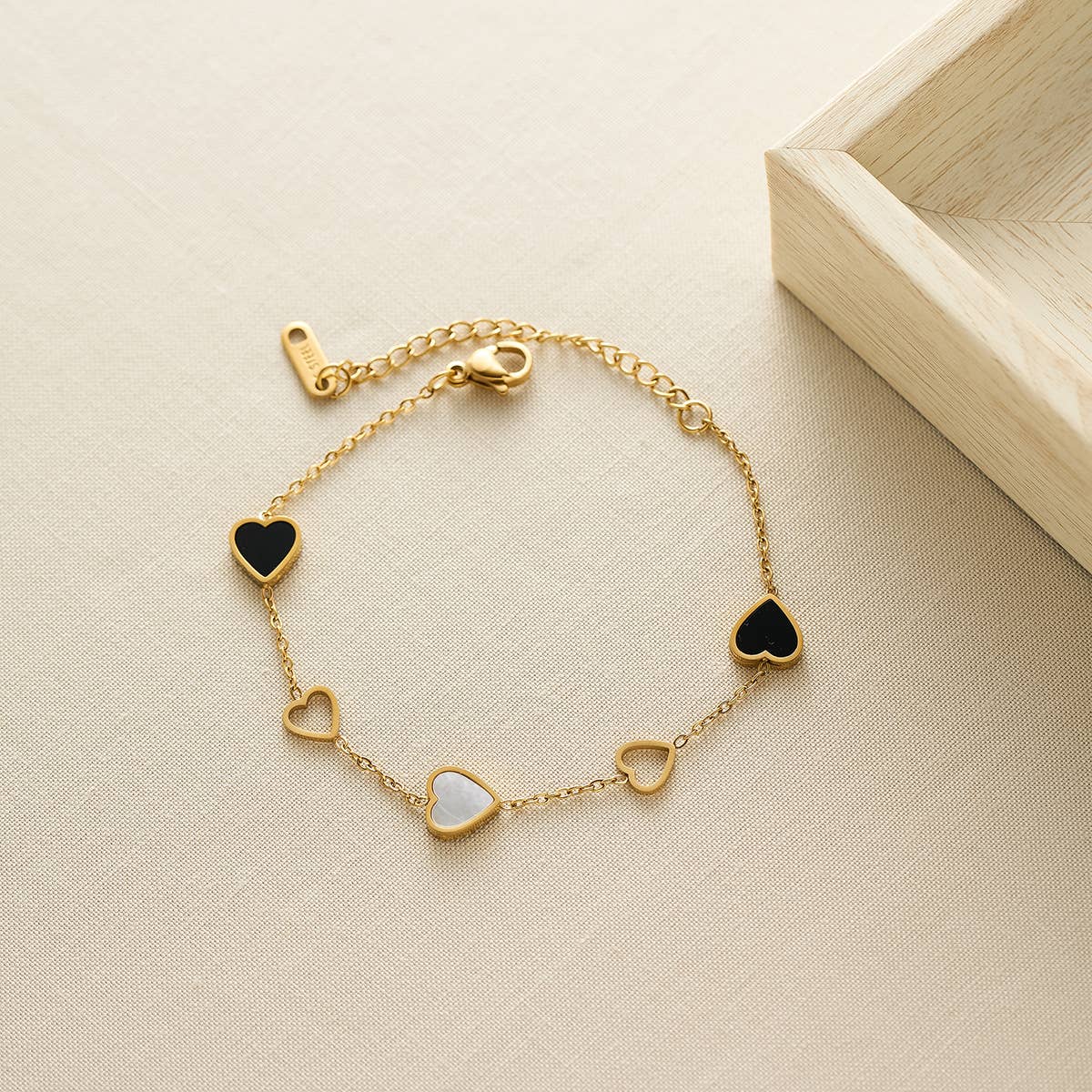 White leaf | Solid & Open Heart Bracelet in Pearl, Black and Gold