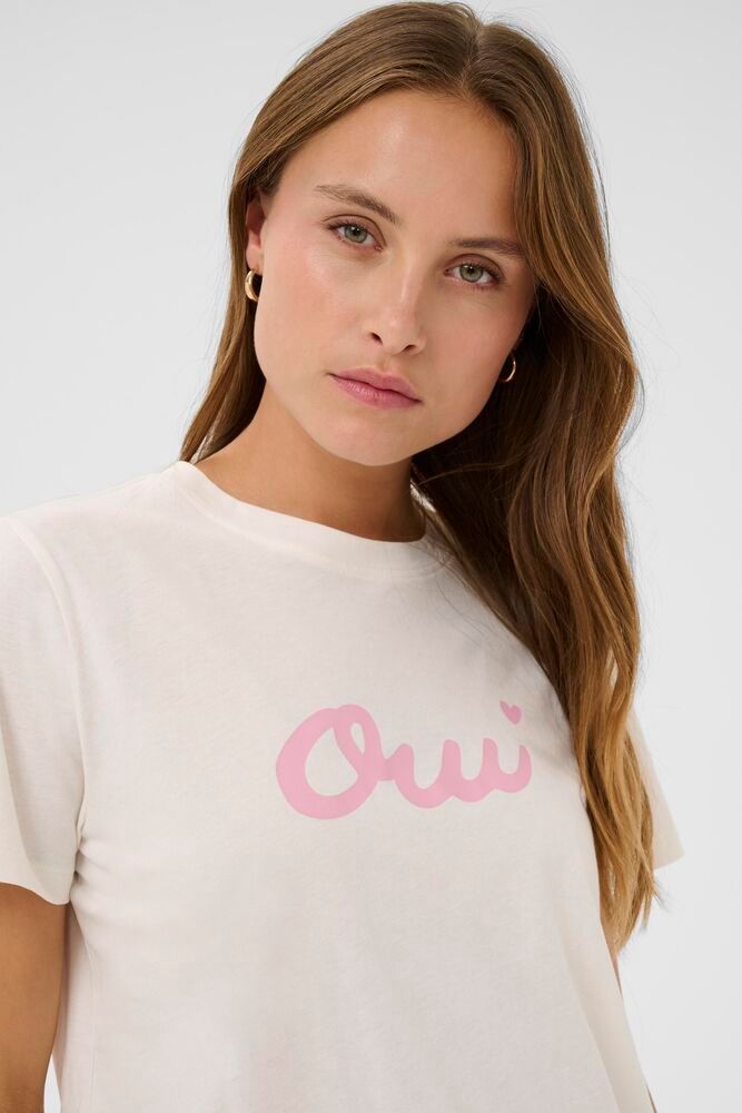 Model in white t-shirt with Oui logo