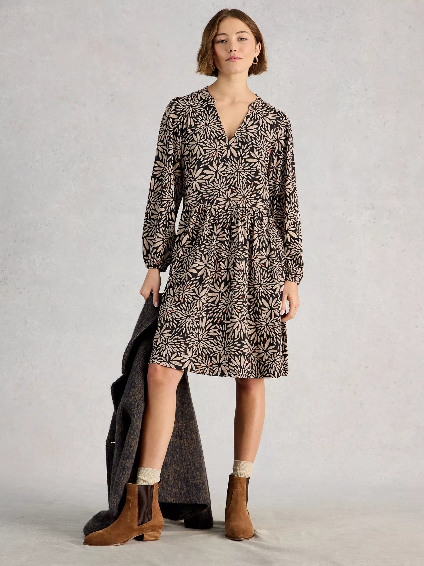 Jersey dress with V-neck and long sleeves